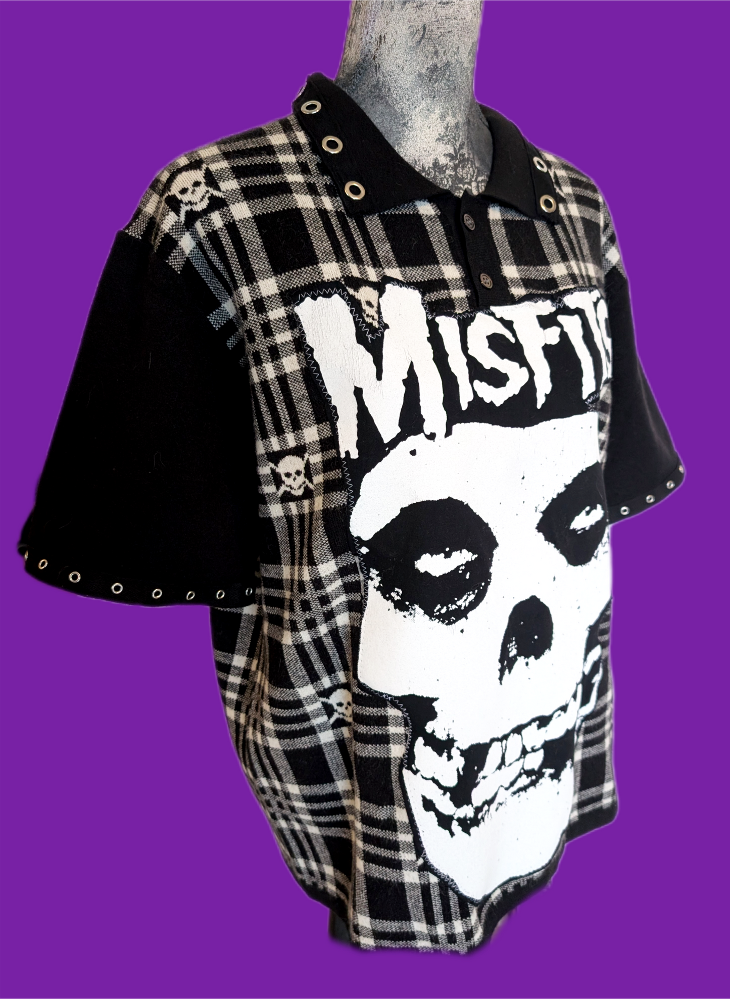 Men's ( can be gender neutral) Misfits/ skull plaid shirt sleeve sweater- size L( men's)