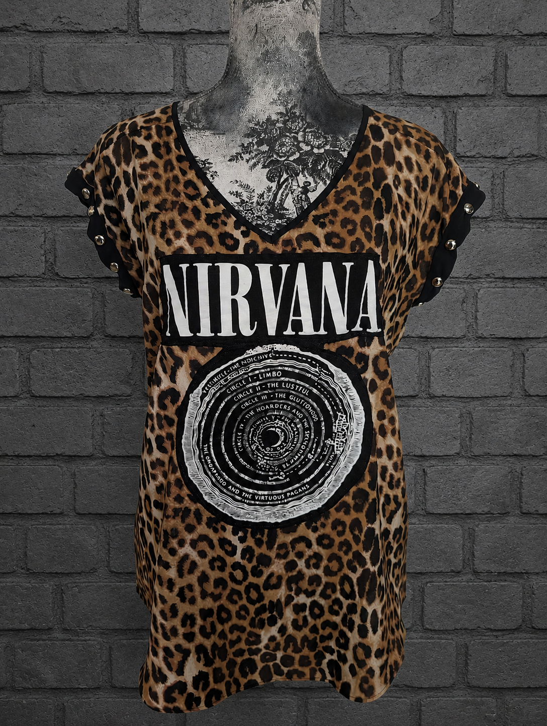 Womens silky leopard V neck top with Nirvana- size Med